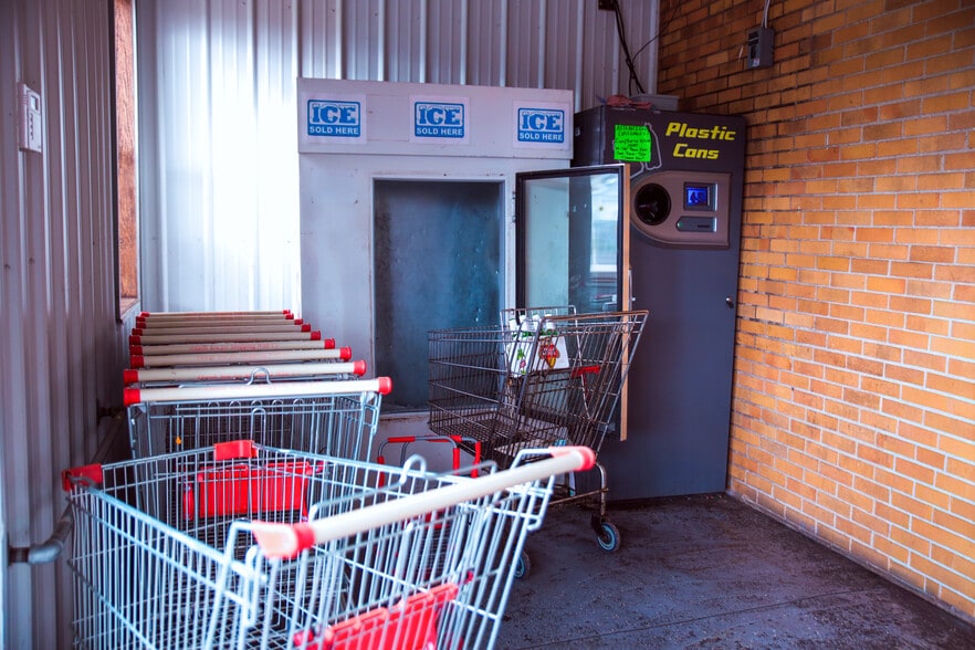 More Photos Of 9875 S Dixie Hwy, Erie Supermarket For Sale