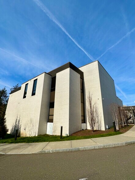 More Photos Of 4 Dearfield Dr, Greenwich Medical For Lease