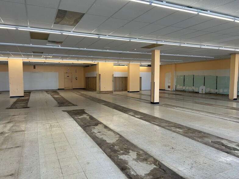 More Photos Of 1309 Pine Ave, Niagara Falls Freestanding For Lease