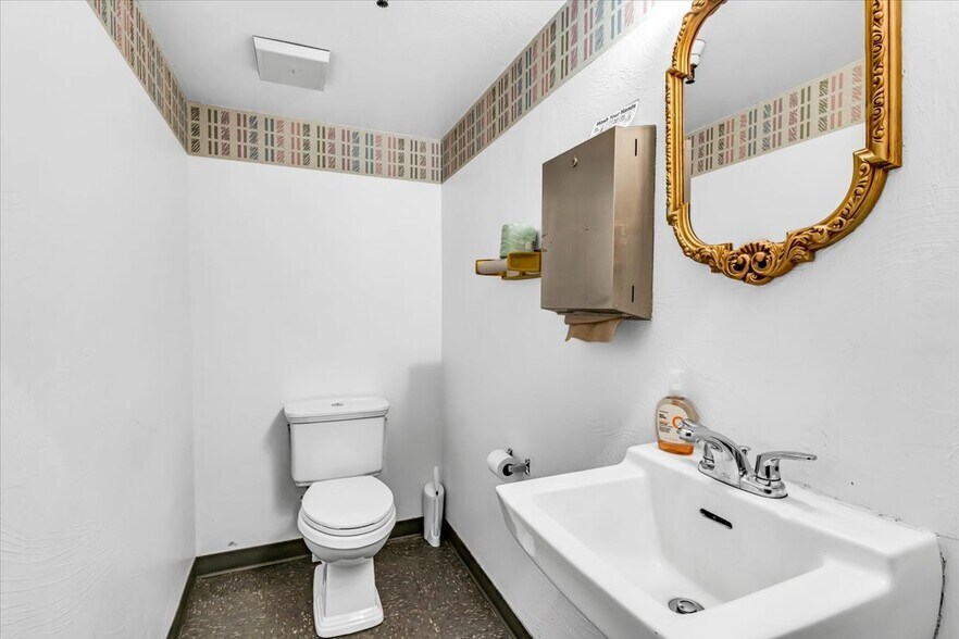 More Photos Of 1401 N Bailey Ln, Tucson Showroom For Sale