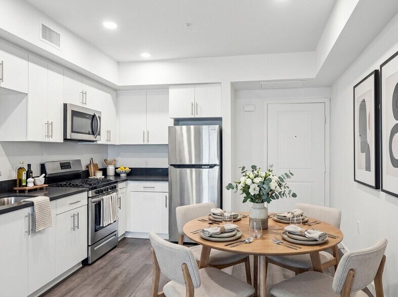 More Photos Of 10555 Bloomfield St, Toluca Lake Apartments For Sale