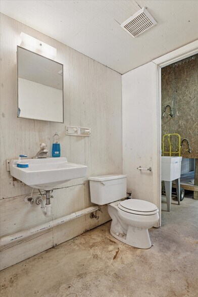 More Photos Of 101 Hawley St, Wilmington Warehouse For Lease