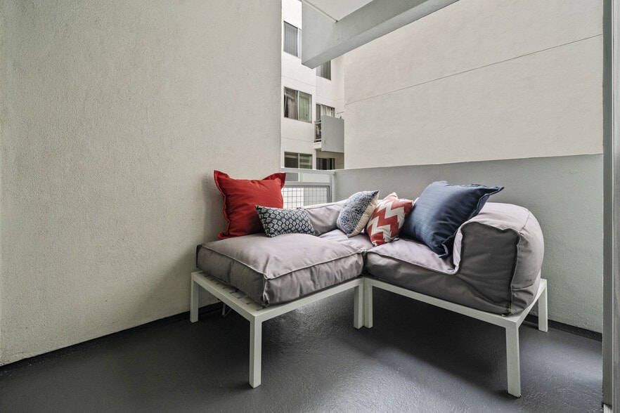More Photos Of 11049 Magnolia Blvd, North Hollywood Apartments For Lease
