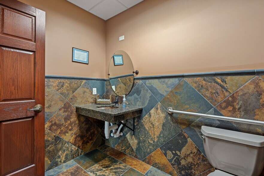 More Photos Of 225 Cedardale Dr SE, Owatonna Office For Sale
