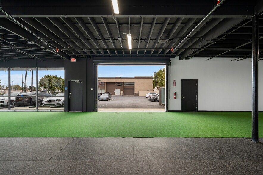 More Photos Of 800 E Dyer Rd, Santa Ana Showroom For Lease