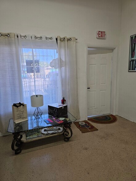 More Photos Of 2420-2426 N Dixie Hwy, Wilton Manors Light Distribution For Lease