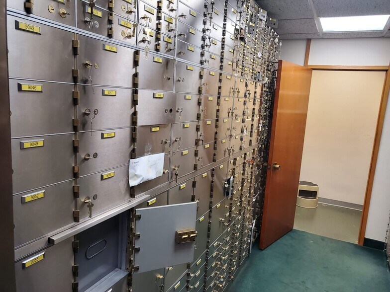 More Photos Of 1750 NE 8th St, Homestead Bank For Sale