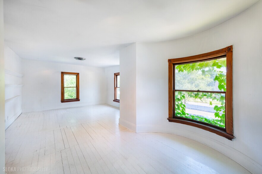 More Photos Of 428 W State St, Geneva Freestanding For Sale