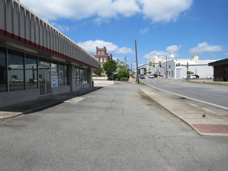 More Photos Of 212 1st Ave SE, Moultrie Freestanding For Sale