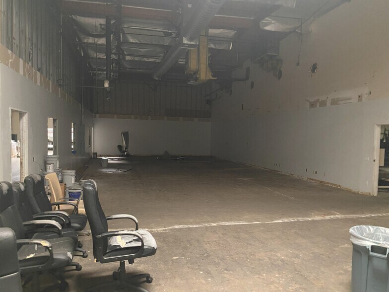 More Photos Of 3700 W Segerstrom Ave, Santa Ana Warehouse For Lease