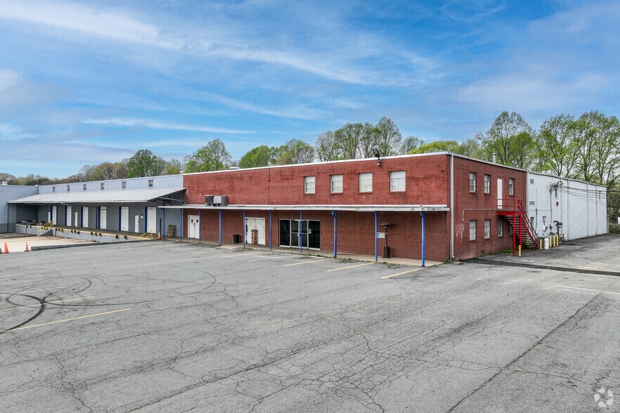 More Photos Of 2995 Starlight Dr, Winston-Salem Warehouse For Lease