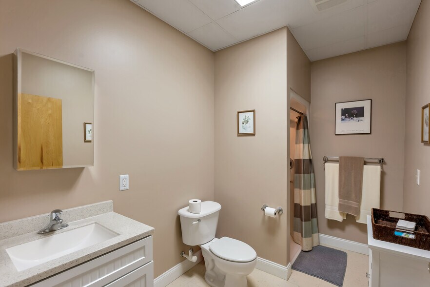 More Photos Of 72 Queen St, Southington Office For Lease
