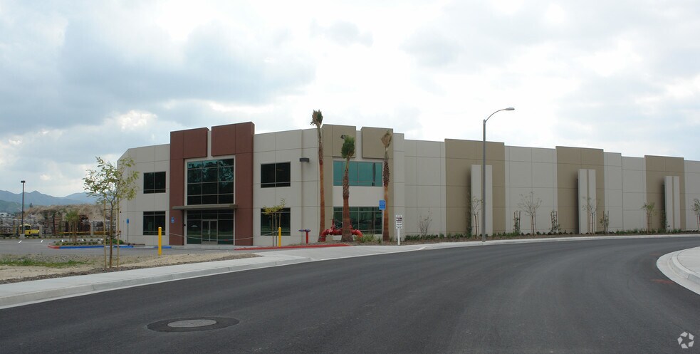 More Photos Of 435 Parkcenter Cir S, San Bernardino Warehouse For Lease