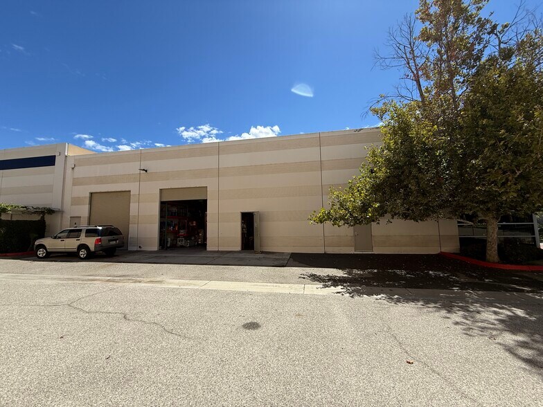 More Photos Of 661 Cochran St, Simi Valley Manufacturing For Sale