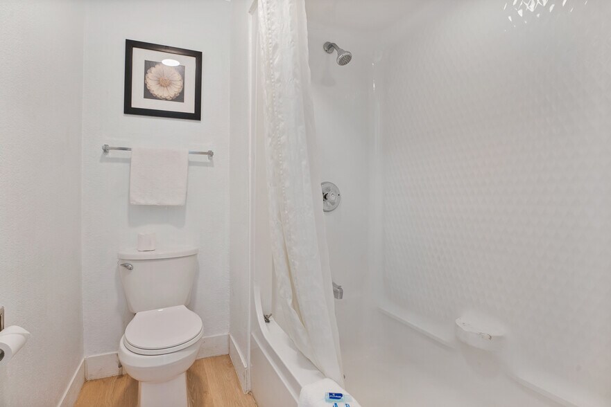 More Photos Of 7455 W Irlo Bronson Memorial Hwy, Kissimmee Hotel For Sale