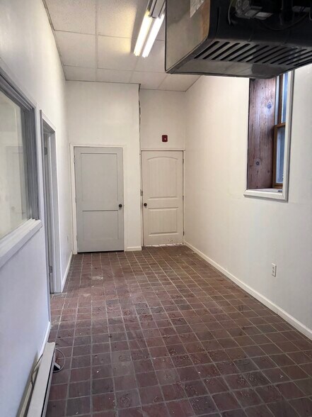 More Photos Of 369 Bank St, New London Storefront Retail Residential For Lease
