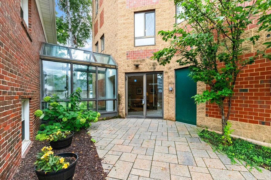 More Photos Of 63 Shore Rd, Winchester Medical For Lease