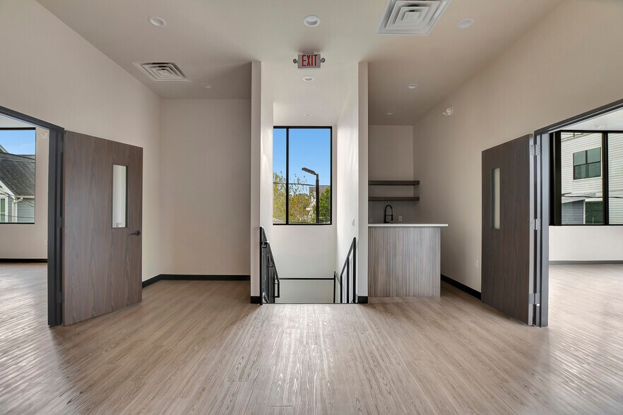 More Photos Of 1009 Yale St, Houston Freestanding For Lease