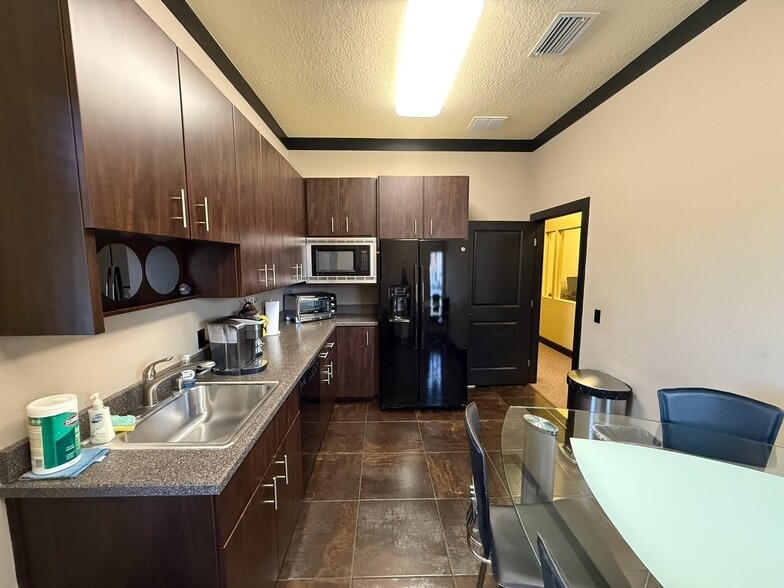 More Photos Of 5115 S Lakeland Dr, Lakeland Office For Sale