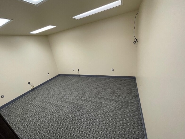 More Photos Of 59 Ecorse Rd, Ypsilanti Auto Repair For Sale