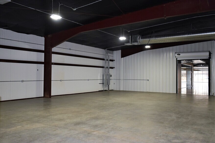 More Photos Of 9701 Northwest Expy, Yukon Showroom For Sale