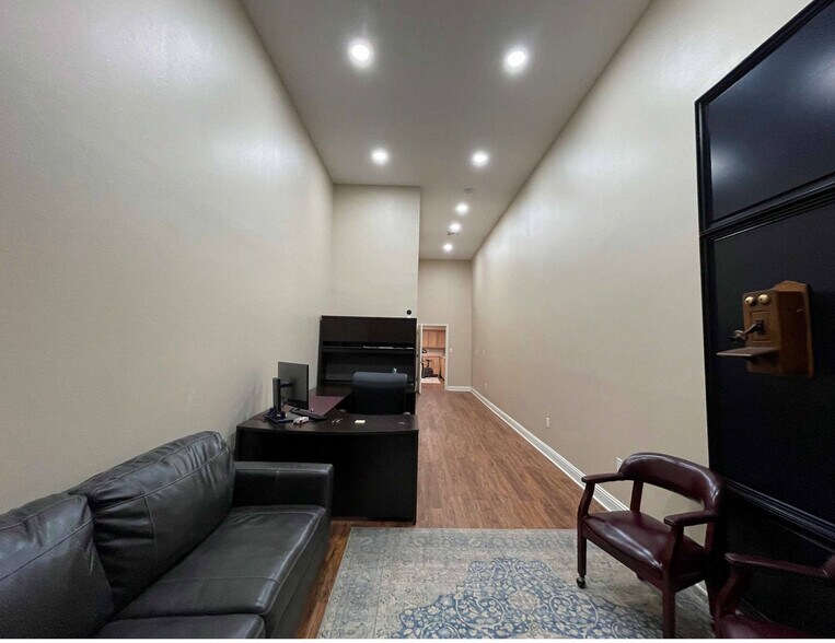 More Photos Of 117 San Augustine St, Center Office Residential For Sale