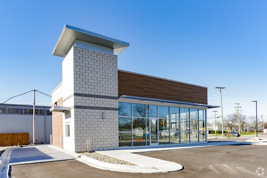 More Photos Of 1010 E Maple Rd, Troy Fast Food For Lease