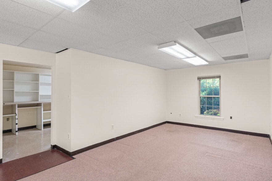 More Photos Of 7003 Kilworth Ln, Springfield Office For Sale