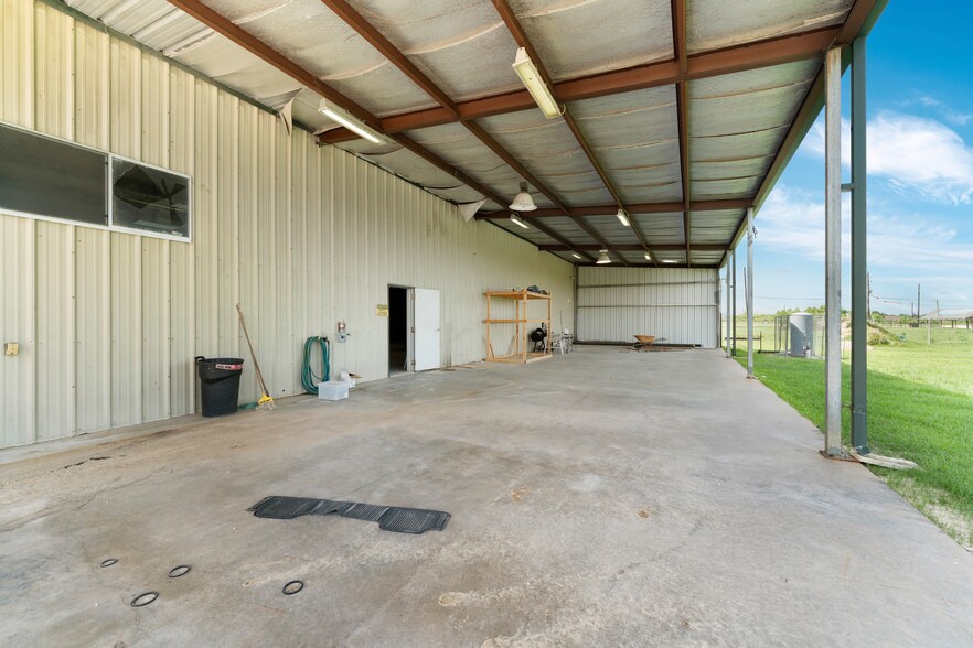 More Photos Of 7020 FM 3180 Rd, Baytown Distribution For Sale
