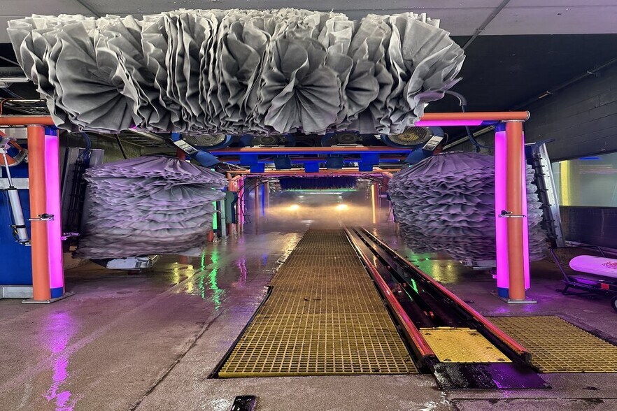 More Photos Of 521 Elizabeth Lake Rd, Waterford Carwash For Sale