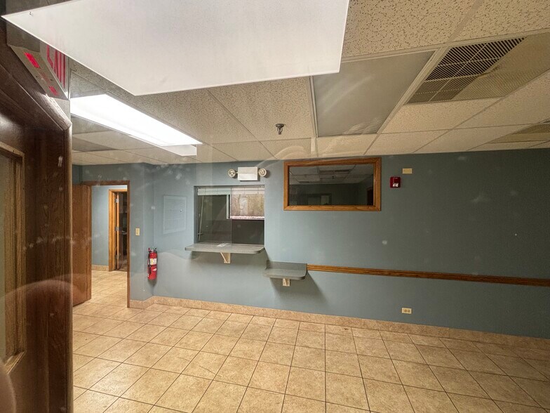 More Photos Of 511-515 Thornhill Dr, Carol Stream Unknown For Lease