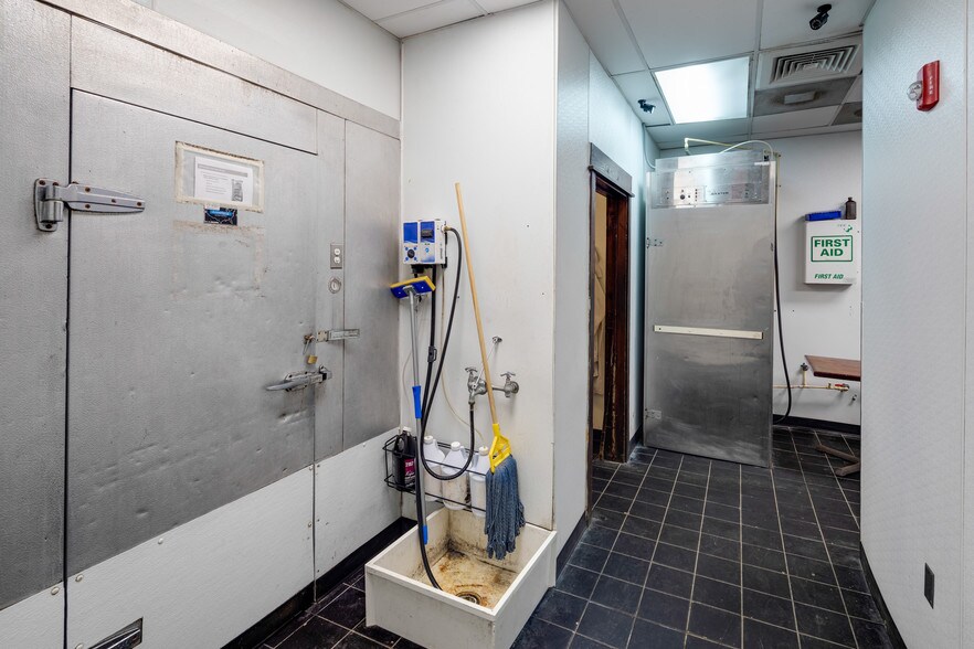 More Photos Of 702 Mall Blvd, Brunswick Supermarket For Sale