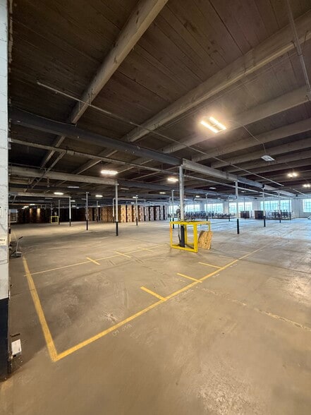 More Photos Of 220 E 14th Ave, North Kansas City Distribution For Lease