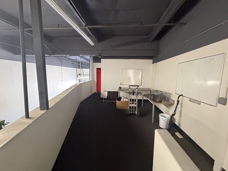 More Photos Of 11130-11150 Business Cir, Cerritos Warehouse For Lease