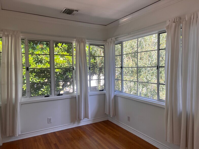 More Photos Of 5005 Cahuenga Blvd, North Hollywood Apartments For Sale