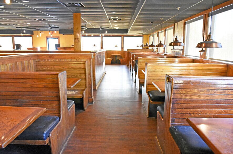 More Photos Of 3939 1st Ave SE, Cedar Rapids Restaurant For Lease