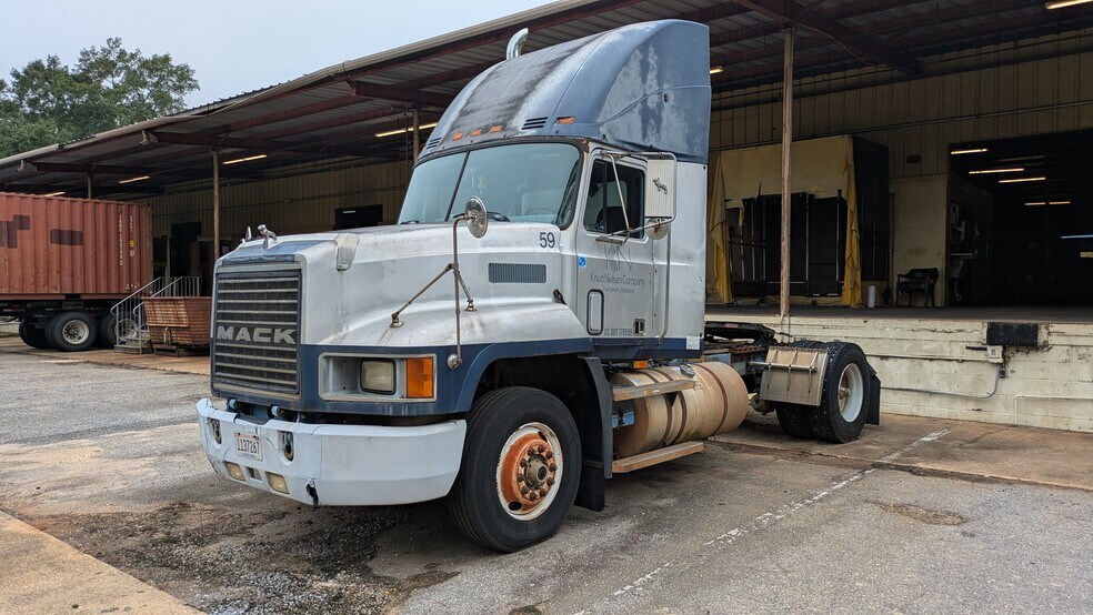 More Photos Of 222 Pecan St, Evergreen Warehouse For Sale