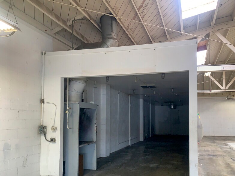 More Photos Of 235 W 24th St, Los Angeles Service For Sale