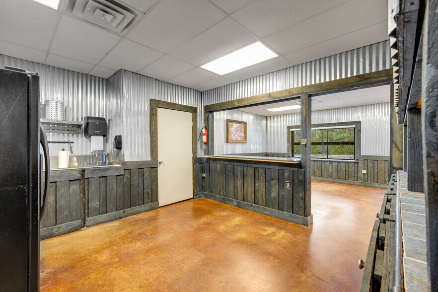 More Photos Of 10203-10263 County Road 135, Flint Service For Lease