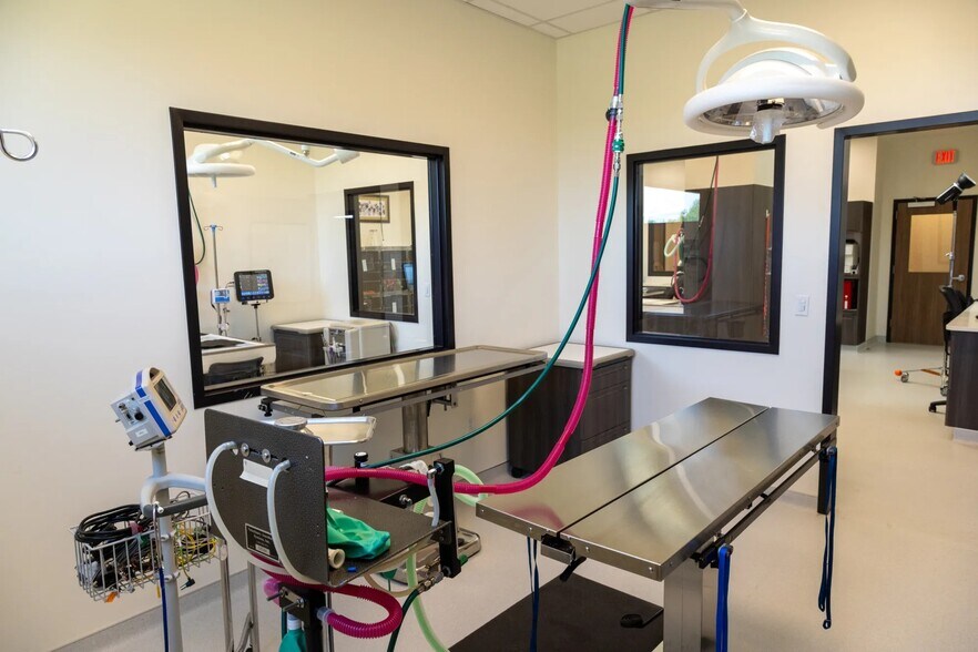 More Photos Of 2020 N Kelly Ave, Edmond Veterinarian Kennel For Sale