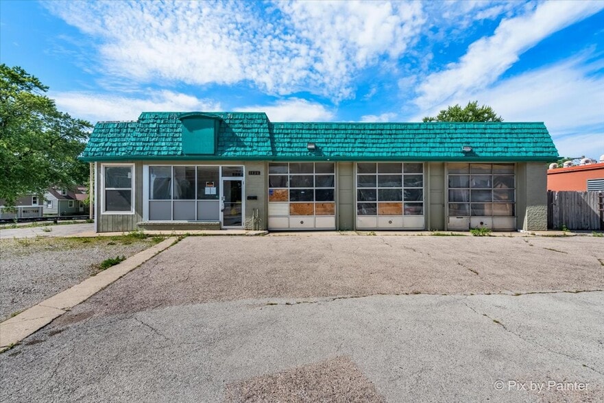 Primary Photo Of 1126 Larkin Ave, Elgin Service Station For Sale