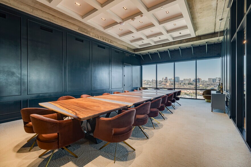 More Photos Of 1333 Oak Lawn Ave, Dallas Office For Lease