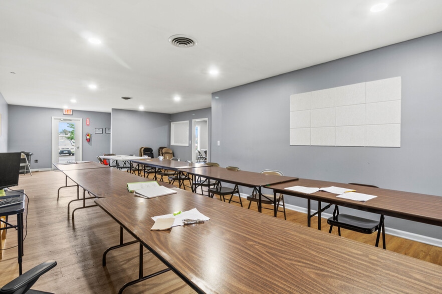 More Photos Of 643 Bodey Cir, Urbana Storefront Retail Office For Sale