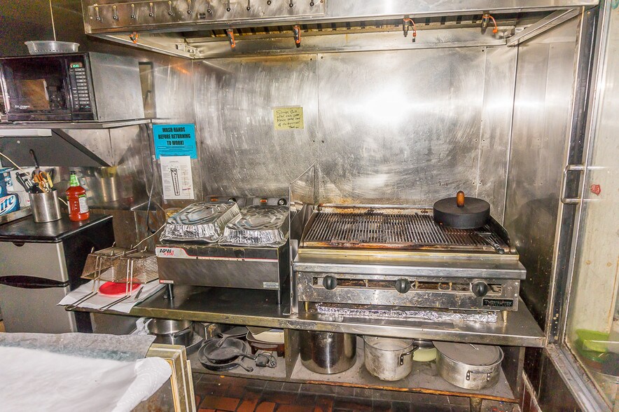 More Photos Of 318 W North Water St, New London Bar For Sale