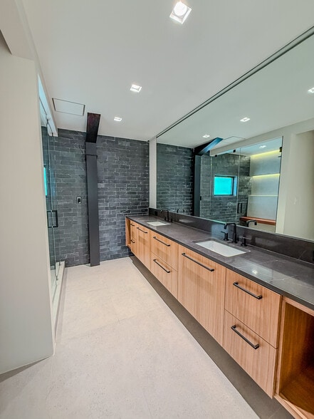 More Photos Of 4750 Iberia Ave, Dallas Office Residential For Sale