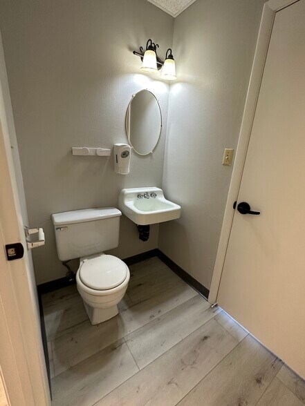 More Photos Of 1401 Applewood Dr, Dalton Medical For Lease