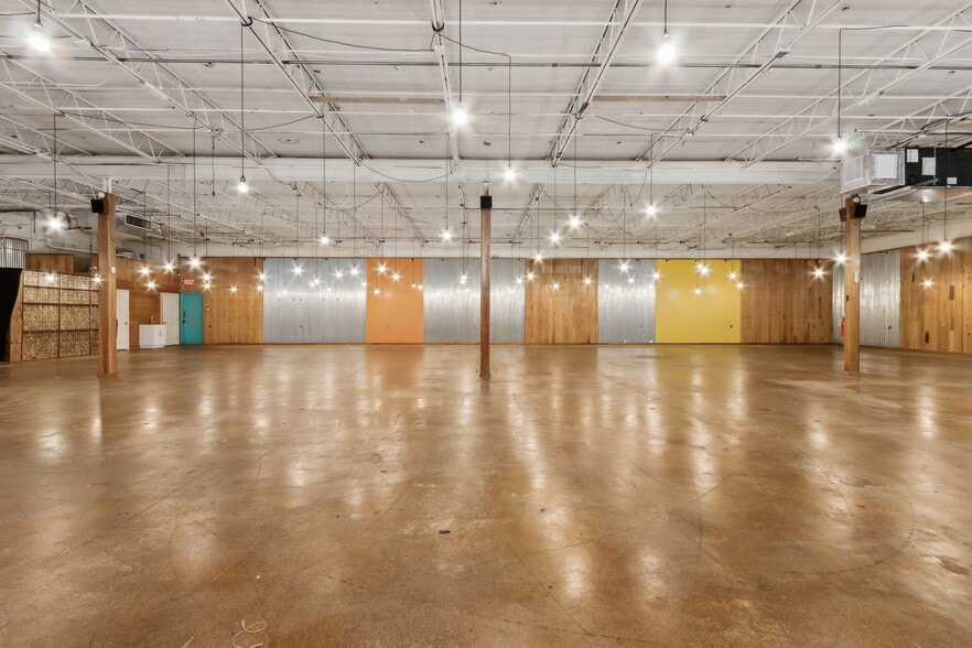 More Photos Of 30 Barber Rd, Macclenny Showroom For Sale