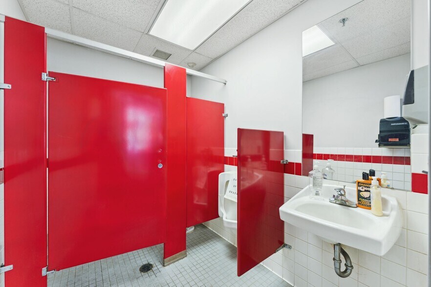 More Photos Of 4388 Shoreline Dr, Spring Park Storefront Retail Office For Sale