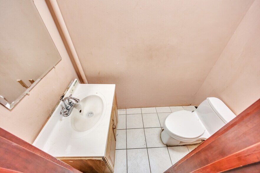 More Photos Of 28 Main St, Hempstead Storefront Retail Residential For Lease