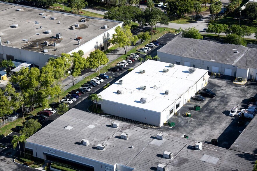 More Photos Of 3320-3350 NW 53rd St, Fort Lauderdale Light Manufacturing For Lease